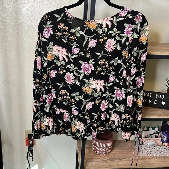 American Eagle Floral Tie Front and Botton Sleeve Boho Top Blouse Size XS - Picture 6 of 6